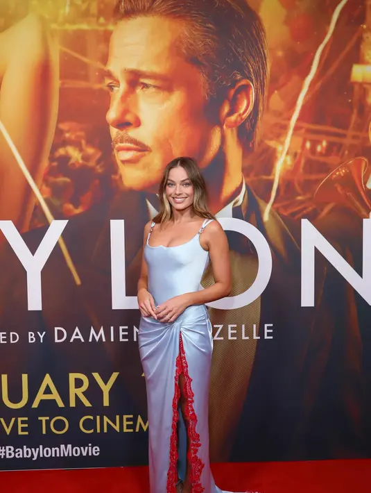 <p>Margot Robbie terlihat mengenakan gaun dari Versace. Ini adalah momen saat ia tampil di Premiere Babylon di Sydney, Australia. Foto: Vogue.</p>