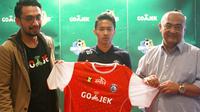 Michael Say bersama kapten tim Arema, Dendi Santoso, dan GM Arema, Ruddy Widodo. (Bola.com/Iwan Setiawan)