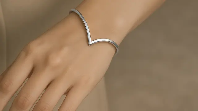 Model Gelang Bentuk V yang Elegan
