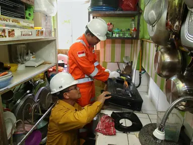 Petugas melakukan pengecekan instalasi penyaluran gas untuk perumahan di Rusun  Buddha Tzu Chi, Cengkareng, Jakarta Barat, Selasa (11/2/2020). Total volume gas bumi untuk program jaringan gas bumi untuk rumah tangga tersebut sebesar 15 BBTUD. (Liputan6.com/Angga Yuniar)