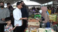 Presiden Joko Widodo atau Jokowi kembali melakukan pengecekan harga bahan-bahan pokok di pasar tradisional dalam kunjungan kerja di Provinsi Jawa Tengah, Senin (10/4/2023).