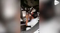 Momen mengerikan kereta berjalan ketika seorang pekerja memperbaiki mesin. Beruntung tidak ada yang cedera dalam insiden ini.