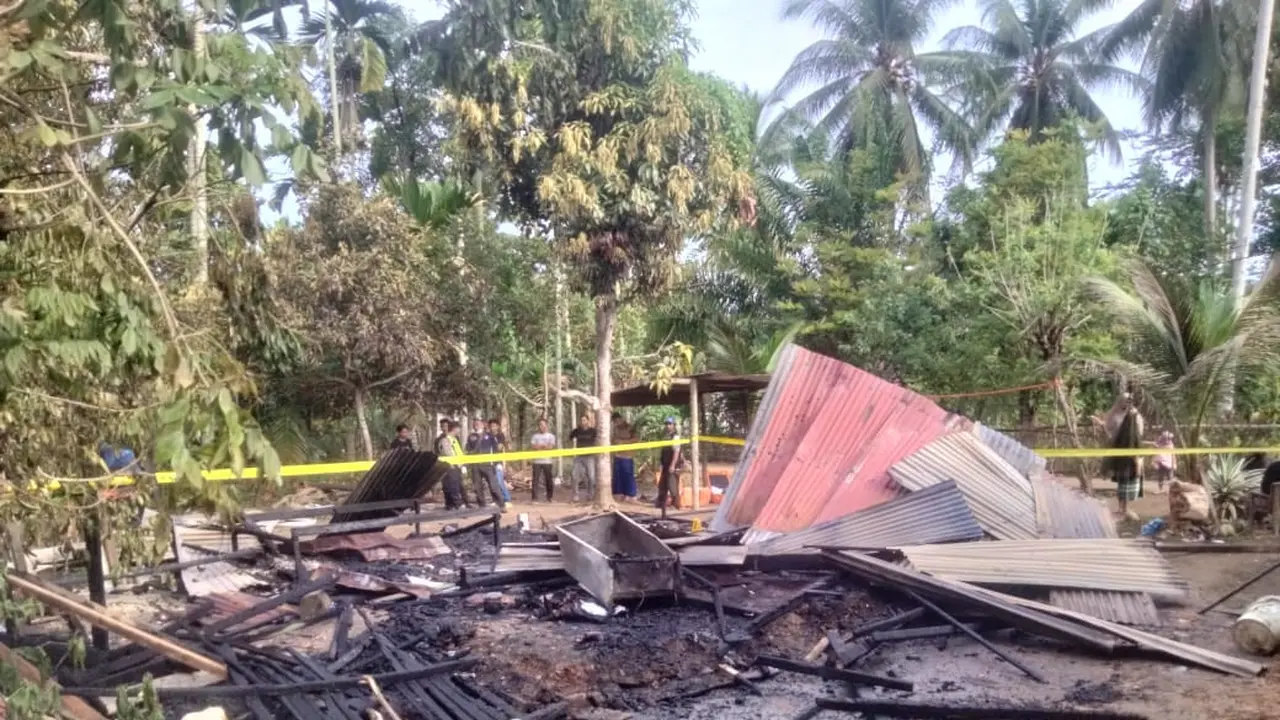 Kondisi rumah istri SF yang dibakar oleh pelaku (Foto: Istimewa)