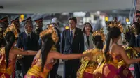 Perdana Menteri Jepang Fumio Kishida (tengah) bersama istri Yuko Kishida (kanan) tiba di Terminal VVIP I Bandara I Gusti Ngurah Rai Bali, Minggu (13/11/2022). Kedatangan PM Jepang tersebut untuk menghadiri KTT G20 yang akan berlangsung pada 15-16 November mendatang. ANTARA FOTO/Media Center G20 Indonesia/Galih Pradipta/wsj.