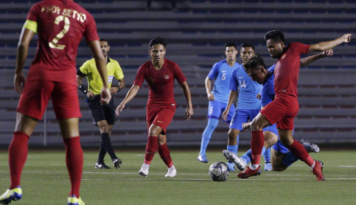 Gelandang Timnas Indonesia U-22, Saddil Ramdani, berusaha merebut bola saat melawan Singapura U-22 pada laga SEA Games 2019 di Stadion Rizal Memorial, Manila, Kamis (28/11). Indonesia menang 2-0 atas Singapura. (Bola.com/M Iqbal Ichsan)