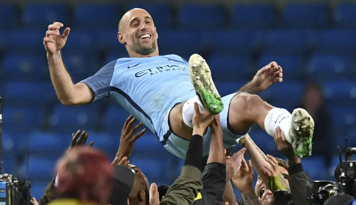 Bek kanan Argentina, Pablo Zabaleta yang telah pensiun pada Oktober 2020 bersama West Ham United tercatat total tampil dalam 303 laga di Premier League dengan torehan 9 gol dan 21 assist. Capaian tersebut dilakukannya hanya bersama dua klub, Manchester City dan West Ham United mulai 2008/2009 hingga pensiun pada 16 Oktober 2020. (AFP/Anthony Devlin)
