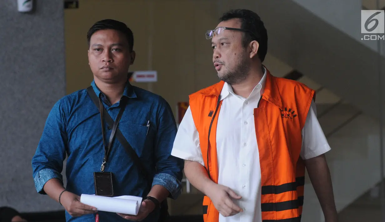 Mantan anggota DPRD Sumatera Utara Restu Kurniawan Sarumaha (kanan) usai menjalani pemeriksaan lanjutan di Gedung KPK, Jakarta, Jumat (7/12). Restu diperiksa untuk kelengkapan berkas terkait dugaan menerima suap. (Merdeka.com/Dwi Narwoko)