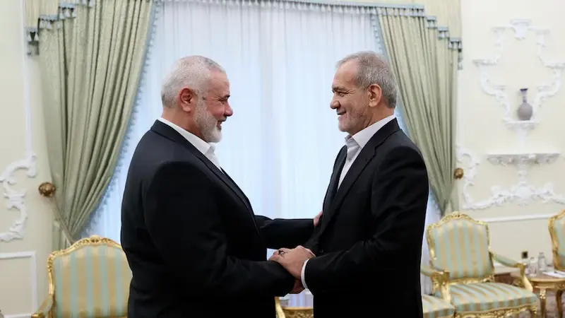 Pemimpin politik Hamas Ismail Haniyeh bertemu dengan Presiden Iran Masoud Pezeshkian beberapa jam sebelum kematiannya pada Rabu (31/7/2024).