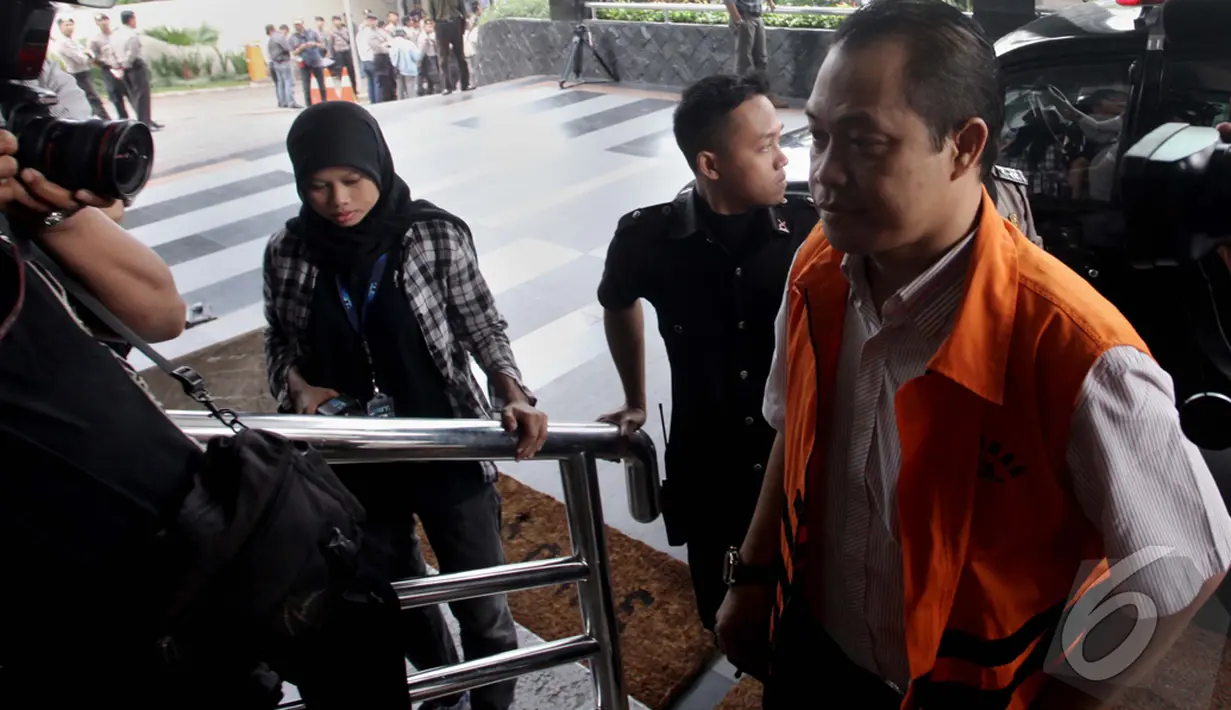 Tersangka kasus suap terhadap mantan Ketua MK Akil Mochtar, Muhtar Ependy memenuhi panggilan KPK untuk menjalani pemeriksaan, Jakarta, Jumat (24/10/2014) (Liputan6.com/Johan Tallo)