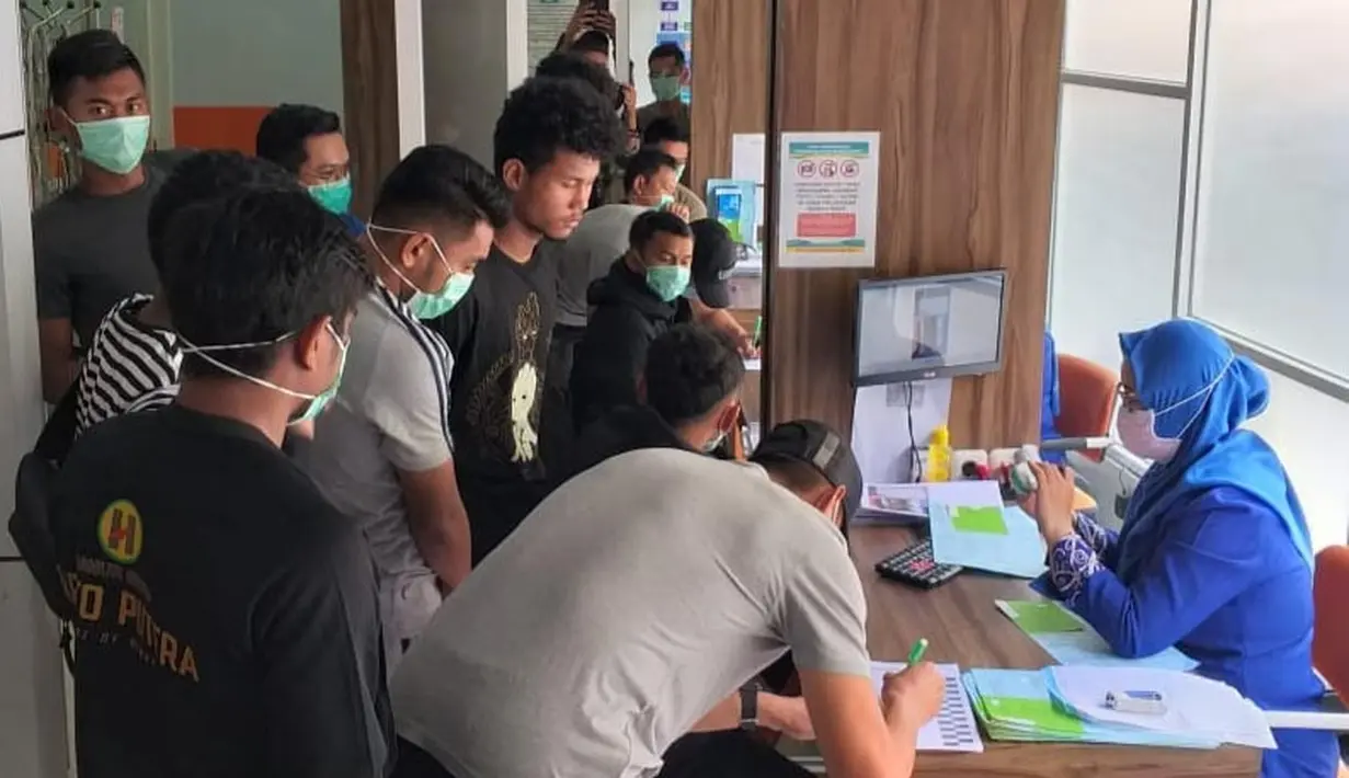 Para pemain mengisi formulir sebelum menjalani pemeriksaan kesehatan di RS Sari Mulia Banjarmasin.(Dokumentasi Barito Putra/Gatot Susetyo)