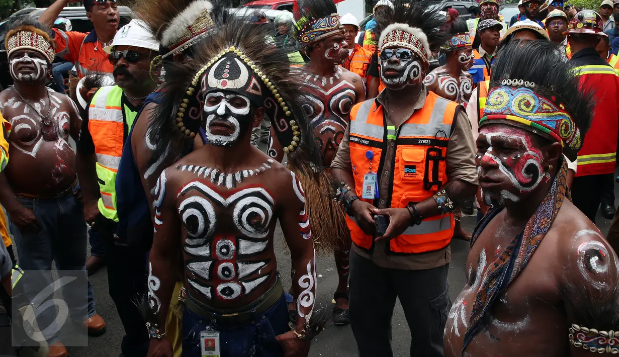 Ratusan karyawan PT Freeport Indonesia (FI) berunjuk rasa di depan Kementerian Energi dan Sumber Daya Mineral (ESDM) Jakarta, Selasa (7/3). Dalam aksinya, mereka menuntut pemerintah agar tidak memaksakan perubahan Kontrak Karya. (Liputan6.com/Johan Tallo)