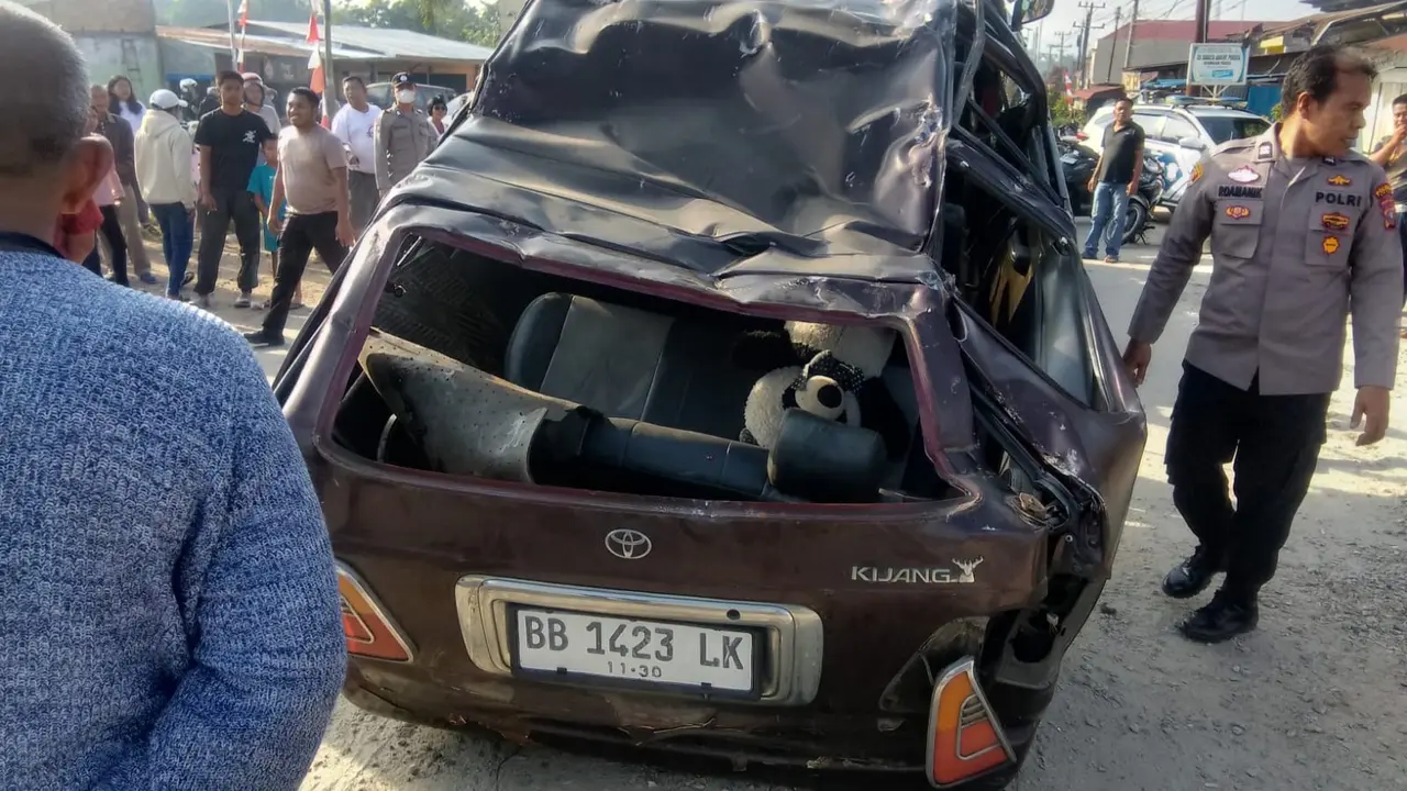 Kecelakaan lalu lintas terjadi di Jalan Lintas Sumatera (Jalinsum) Medan–Tarutung, tepatnya di Kelurahan Parparean 3, Kecamatan Porsea, Kabupaten Toba, Senin (23/3/2026) dini hari.