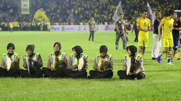 Polwan yang tergabung dalam grup Warabsari menghibur penonton dengan seni Banjari usai laga Gresik United melawan Sriwijaya FC pada Torabika SC 2016 di Stadion Tri Dharma, Minggu(12/6/2016). (Bola.com/Nicklas Hanoatubun)