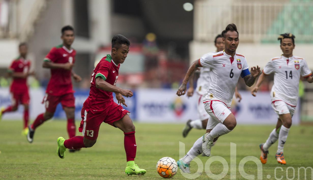 Pemain Timnas Indonesia U-22 Febri Haryadi berusaha melewati hadangan pemain Myanmar pada laga uji coba di Stadion Pakansari, Selasa (21/3/2017). Indonesia sementara bermain imbang 1-1. (Bola.com/Vitalis Yogi Trisna)
