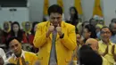 Bakal calon ketua umum Partai Golkar, Airlangga Hartarto mengacungkan dua jempol saat menghadiri kegiatan sosialisasi Panitia Pengarah Musyawarah Nasional Luar Biasa Partai Golkar di DPP Partai Golkar, Jakarta, Senin (2/5/2016). (Liputan6.com/Johan Tallo)