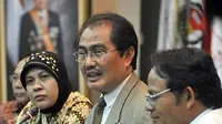  Ketua Dewan Kehormatan KPU Jimly Asshiddiqie (tengah) memberi keterangan usai pertemuan dewan kehormatan di Jakarta. Termasuk terpilihnya Anggota KPU Andi Nurpati.(Antara)