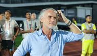 Pelatih Dewa United, Jan Olde Riekerink, tampak kecewa saat anak asuhnya ditahan imbang Phnom Penh Crown pada laga matchday pertama grup E AFC Challenge League di Indomilk Arena, Tangerang, Minggu (26/10/2025). (Bola.com/M Iqbal Ichsan)