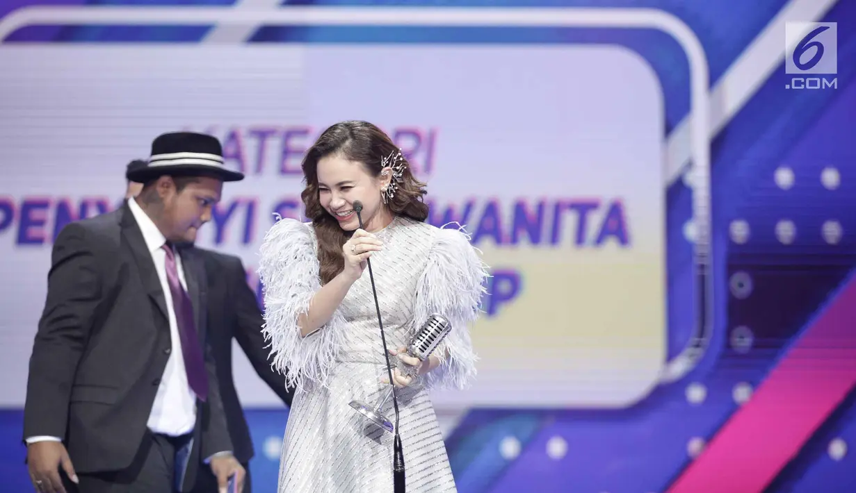 Rossa saat menerima penghargaan kategori Penyanyi Solo Wanita Paling Ngetop dalam acara SCTV Music Awards 2018 di Studio 6 Emtek, Jakarta, Jumat (27/4). (Liputan6.com/Faizal Fanani)