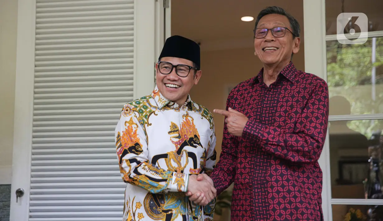 Ketua Umum Partai Kebangkitan Bangsa (PKB) Muhaimin Iskandar alias Cak Imin menemui Wakil Presiden (Wapres) ke-11 Boediono di kediamannya kawasan Menteng, Jakarta Pusat, Rabu (17/5/2023) siang. (Liputan6.com/Faizal Fanani)