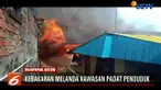 Akses jalan yang sempit serta kerumunan warga membuat petugas sempat terhambat menuju titik api.