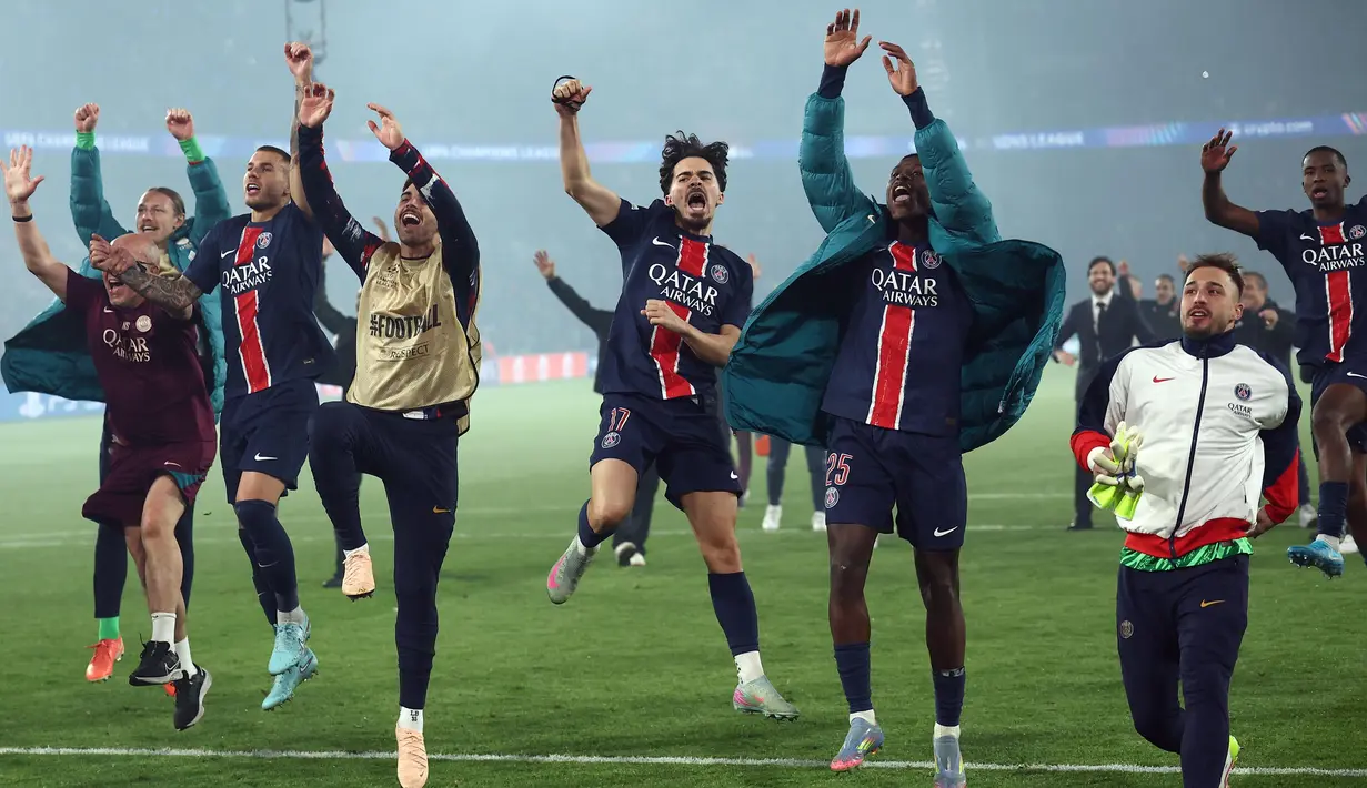 Para pemain Paris Saint-Germain (PSG) merayakan kemenangan mereka pada akhir pertandingan leg kedua semifinal Liga Champions 2024/2025 melawan Arsenal di Stadion Parc des Princes, Paris, pada 7 Mei 2025 waktu setempat atau Kamis (8/5/2025) dini hari WIB. (FRANCK FIFE/AFP)