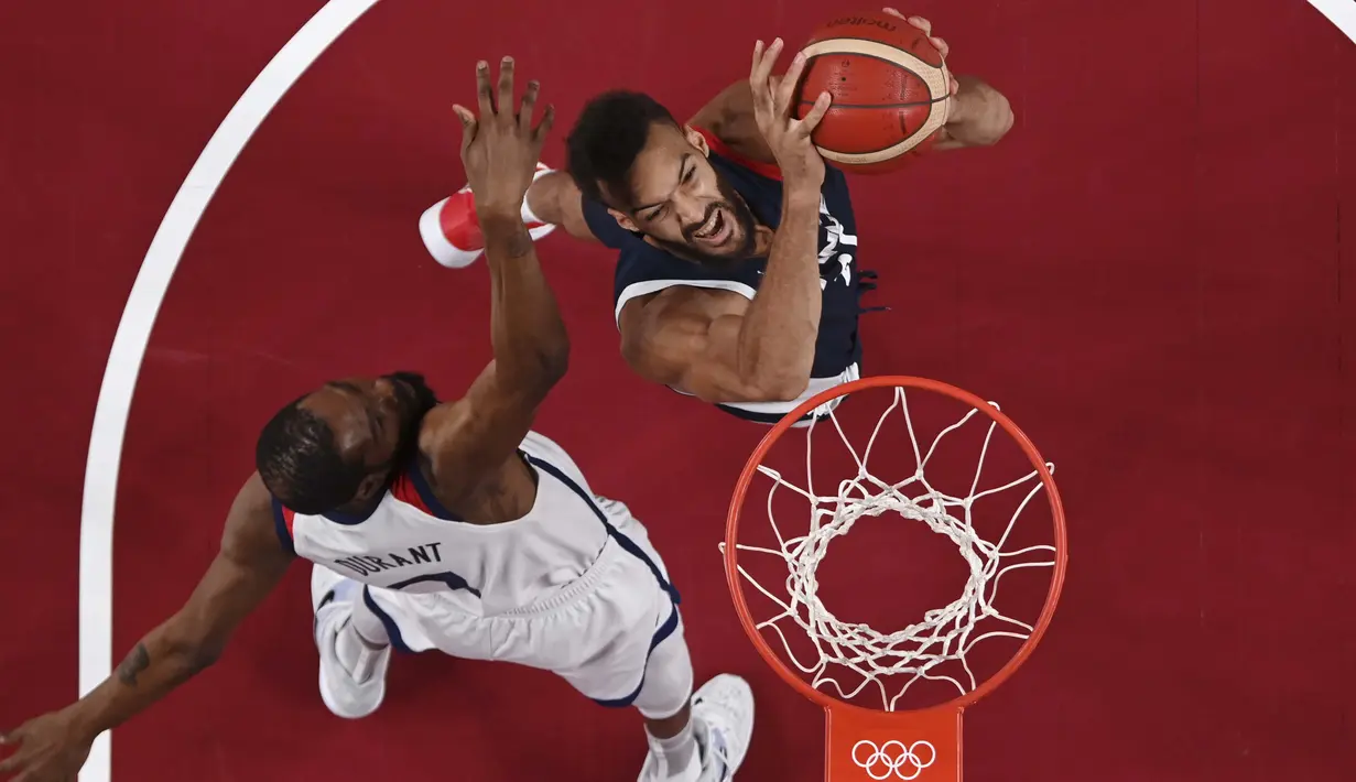 Rudy Gobert bukan tampil tidak baik, dirinya jadi pencetak skor terbanyak bersama Evan Fournier di kubu Prancis dengan torehan masing-masing 16 poin. (Foto: AP/Pool/Aris Messinis)