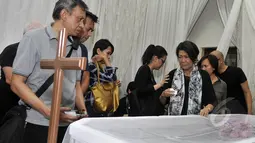 Rima Melati mengeluarkan Air mata saat peti jenazah Frans dimasukkan ke Rumah Duka St. Carolus, Jakarta, Senin (23/3/2015). Frans Tumbuan meninggal dunia setelah menderita kanker di usia 75 tahun. (Liputan6.com/Faisal R Syam)