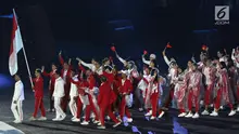 Parade atlet Indonesia saat upacara Penutupan Asian Games 2018 di Stadion Utama Gelora Bung Karno, Jakarta, Minggu (2/9). Mereka mengenakan jas hujan yang mengguyur Jakarta. (Liputan6.com/Helmi Fithriansyah)