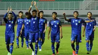 1: Pemain bola Jawa Barat mengangkat tangan usai menumbangkan tim Jawa Tengah 2-1 di laga  perdana sepakbola Grup A PON XIX Jabar di Stadion Pakansari, Bogor, Rabu (14/6/2016). Jawa Barat  unggul 2-1 atas Jawa Tengah. (Liputan6.com/Helmi Fithriansyah)