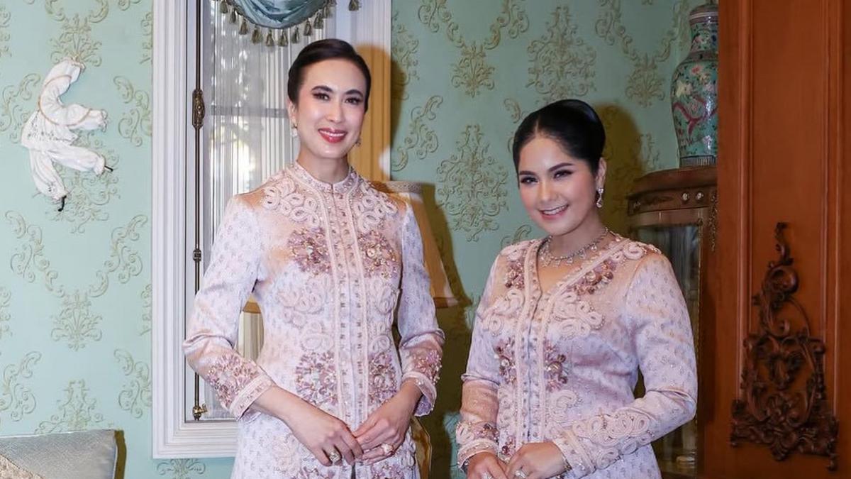 Gaya Senada Ibu Pejabat Annisa Pohan dan Menteri Pariwisata Widiyanti Wardhana Kenakan Kebaya Pink Dipadukan Kain Sarung saat Kondangan