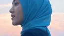 Potret tampak samping Cut Syifa dengan pashmina berwarna biru langit. Aktris cantik tersebut beberapa kali bermain di sinetron garapan rumah produksi Sinemart. (Instagram/@cutsyifaa)