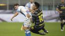 Striker Inter Milan, Lautaro Martinez (kanan), dihadang gelandang Napoli, Diego Demme, dalam laga lanjutan Liga Italia 2020/21 Serie A pekan ke-12 di San Siro Stadium, Rabu (16/12/2020). Inter menang 1-0 atas Napoli. (AP/Luca Bruno)
