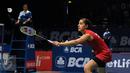 Carolina Marin berusaha mengembalikan bola saat laga melawan Hera Desi (Indonesia) di BCA Indonesia Open 2016 di Istora Senayan Jakarta, Selasa (31/5). Carolina Marin menang dua set langsung 21-18, 21-11. (Liputan6.com/Helmi Fithriansyah)