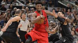 Pemain Chicago Bulls, Jimmy Butler (21) berusaha melewati kepungan dua pemain Spurs pada lanjutan laga NBA di AT&T Center, (25/12/2016). San Antonio Spurs menang 119-100. (AP/Darren Abate)