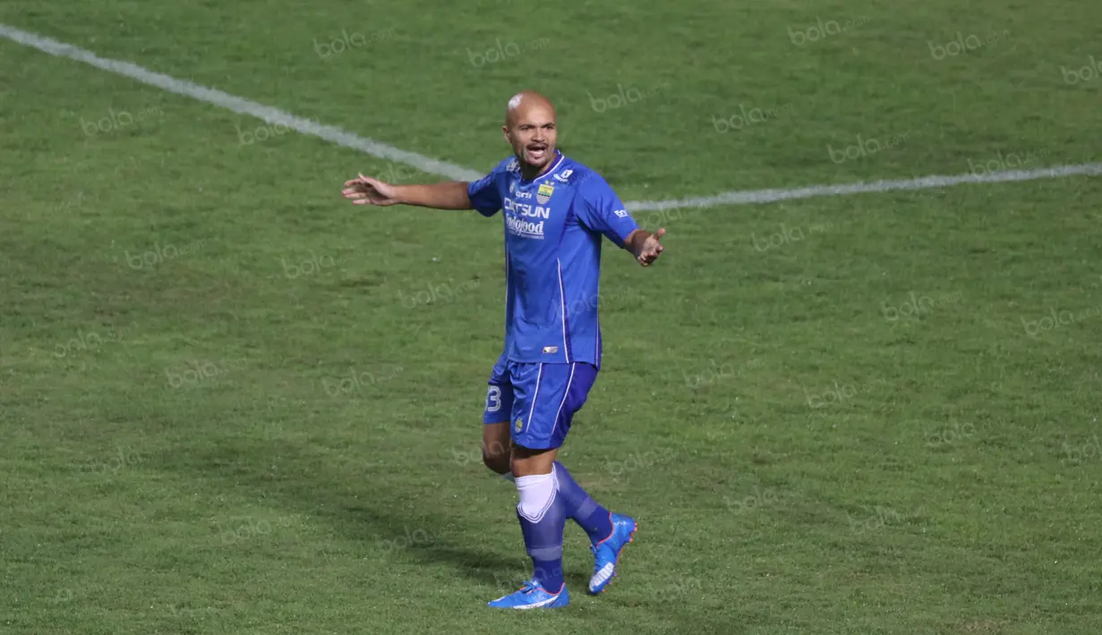 Sergio van Dijk melakukan protes kepada wasit yang menganulir gol pertamanya saat melawan  PSM Makassar pada laga Torabika SC 2016 di Stadion GBLA, Bandung, Sabtu (2/7/2016). Persib menang 3-2. (Bola.com/Nicklas Hanoatubun)