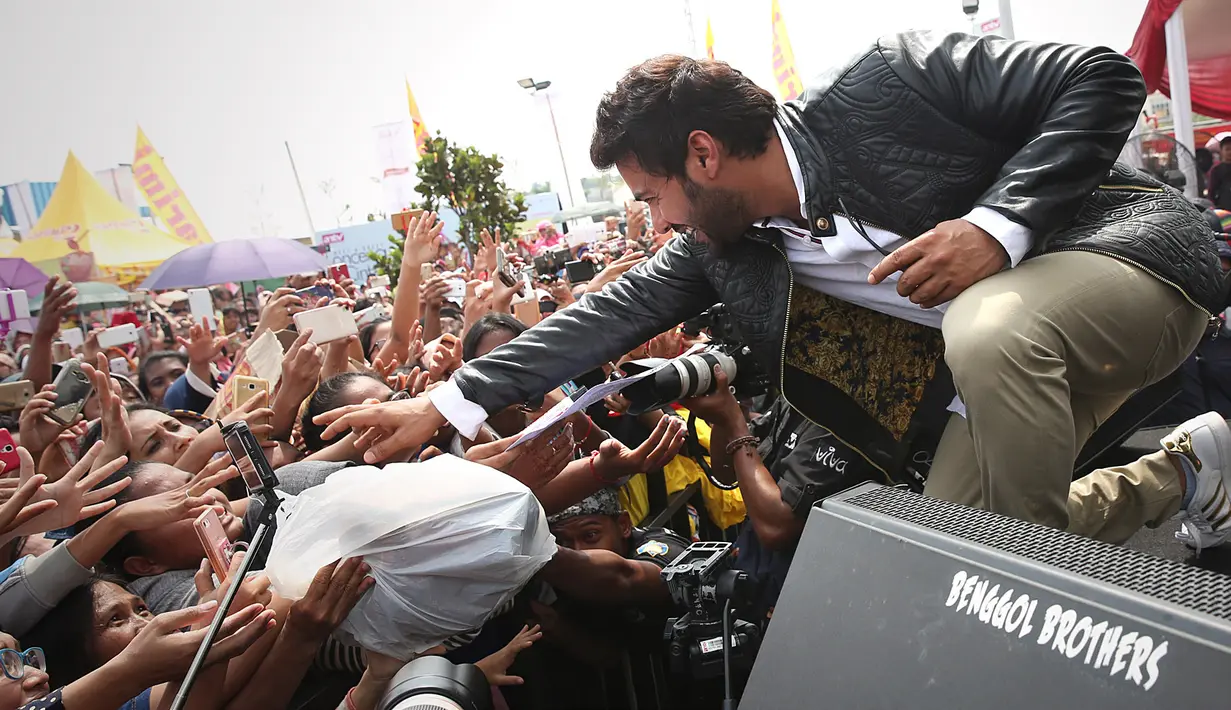 Tak ingin mengecewakan para fansnya yang sudah hadir, pemeran Lonceng Cinta pun menanggapi sorakan ramai yang terdengar saat itu. “We Love You Too,” ucap kedua bintang Bollywood itu. (Bambang E.Ros/Bintang.com)