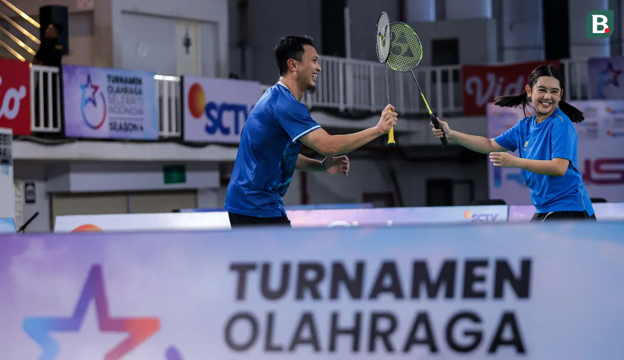 Mantan pebulu tangkis Indonesia, Mohammad Ahsan (kiri) dan penyanyi sekaligus selebritas Indonesia, Ziva Magnolya melakukan selebrasi setelah mencetak poin pada laga semifinal Turnamen Olahraga Selebriti Indonesia (TOSI) Season 4 melawan pasangan mantan pebulu tangkis Indonesia, Debby Susanto dan selebritas, Rafael Tan di GOR UNJ, Rawamangun, Jakarta, Minggu (02/11/2025). (Bola.com/Bagaskara Lazuardi)