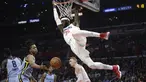 Pemain L. A. Clippers, Willie Reed bergelantungan pada ring usai mencetak poin saat melawan Memphis Grizzlies dalam laga NBA basketball game, di Staples Center, Los Angeles, (2/1/2018). Clippers menang 113-105. (AP/Jae C. Hong)