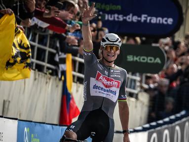 Pembalap Alpecin-Deceuninck, Mathieu van der Poel melakukan selebrasi setelah memenangkan Paris Roubaix 2025 pada Minggu (13/04/2025) waktu setempat. Van der Poel menyelesaikan balapan yang menempuh jarak 259,2 km antara Compiegne hingga Roubaix, Prancis dengan catatan waktu 5 jam 27 menit 27 detik. (AFP/Jeff Pachoud)