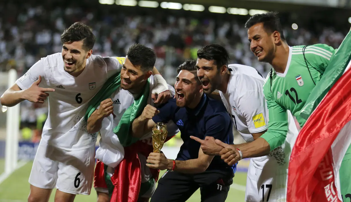 Kegembiraan pemain timnas Iran setelah mengalahkan Uzbekistan 2-0 dalam kualifikasi Grup A zona Asia di Stadion Azadi, Senin (12/6). Setelah Rusia dan Brasil, giliran Iran yang memastikan tempat di putaran final Piala Dunia 2018. (ATTA KENARE / AFP)
