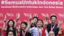 Para atlet foto bersama saat pemberian apresiasi dari McDonald's dan Teh Botol Sosro di Sarinah, Jakarta, Rabu (5/9/2018). Peraih medali dari cabor bulutangkis dan wushu mendapat penghargaan berupa logam mulia. (Bola.com/M Iqbal Ichsan)