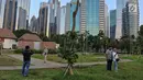 Warga berfoto di Hutan Kota kawasan Gelora Bung Karno, Jakarta, Minggu (6/1). Hutan Kota dapat menjadi pilihan tepat untuk menghabiskan akhir pekan bersama keluarga. (Liputan6.com/JohanTallo)