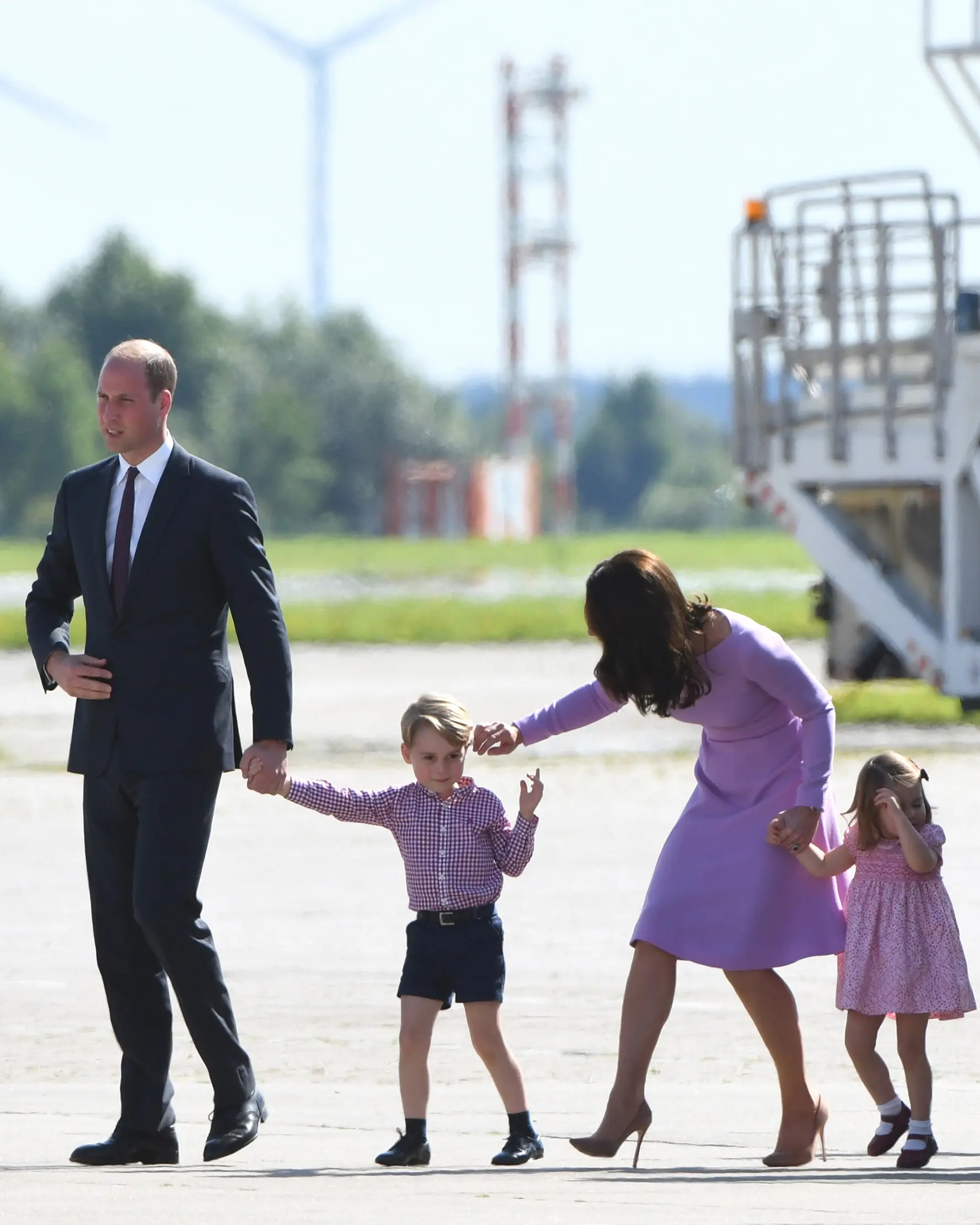 Pangeran William didampingi sang istri, Kate Middleton dan anak mereka, Pangeran George serta Putri Charlotte mengunjungi Pabrik Airbus dalam tur keluarga kerajaan Inggris, di Hamburg, Jerman, 21 Juli 2017. (Patrik STOLLARZ / AFP)