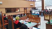 Suasana persidangan vonis Anggota Komite Eksekutif Koalisi Aksi Menyelamatkan Indonesia (KAMI) Syahganda Nainggolan di Pengadilan Negeri (PN) Kota Depok, Kamis (29/4/2021). (Liputan6.com/Dicky Agung Prihanto)
