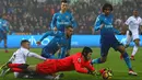 Kiper Arsenal, Petr Cech berusaha menangkap bola yang ditendang pemain Swansea City dalam laga pekan ke-25 Premier League  di Liberty Stadium, Selasa (30/1). Arsenal secara mengejutkan takluk dari Swansea City 1-3. (Geoff CADDICK / AFP)