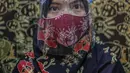 Perajin menyelesaikan pembuatan masker batik di Butik Elemwe, Jakarta, Jumat (2/10/2020). Spesifikasi masker kain ber-SNI terbagi menjadi tiga tipe antara lain tipe A untuk penggunaan umum, tipe B penggunaan filtrasi bakteri, dan tipe C penggunaan filtrasi partikel. (Liputan6.com/Faizal Fanani)