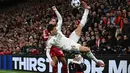 Gelandang Real Madrid asal Turki, Arda Guler (kanan) beradu dengan gelandang Liverpool asal Argentina, Alexis Mac Allister (kiri) dalam pertandingan pekan keempat Liga Champions 2025-2026 di Stadion Anfield, Inggris, pada Selasa 4 November 2025 waktu setempat atau Rabu (5/11/2025) dini hari WIB. Namun, upaya itu tetap tak membuahkan hasil. Hingga laga berakhir, skor 1-0 untuk Liverpool tak berubah. (Paul ELLIS/AFP)