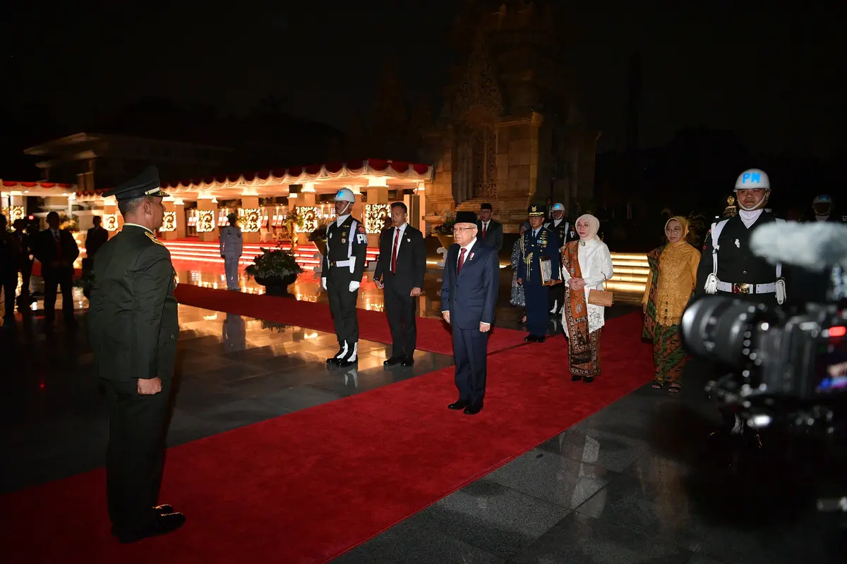Wakil Presiden (Wapres) Ma’ruf Amin memimpin Upacara Apel Kehormatan dan Renungan Suci (AKRS) dalam rangka Peringatan Hari Ulang Tahun Ke-79 Kemerdekaan Republik Indonesia di Taman Makam Pahlawan Nasional Utama, Kalibata, Jakarta Selatan, Jumat tengah mal