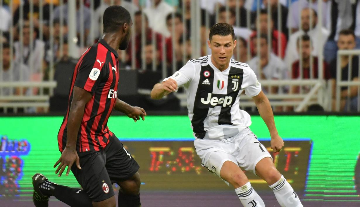 3. Cristiano Ronaldo mencoba melewati Christian Zapata pada laga Final Piala Super Italia yang berlangsung di stadion King Abdullah Sports City, Jeedah, Kamis (17/1). Juventus menang 1-0  atas AC Milan (AFP/Giuseppe Cacace)