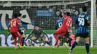 Penyerang Senegal Bayern Munchen bernomor punggung 11, Nicolas Jackson, mencetak gol keempat timnya selama pertandingan leg pertama babak 16 besar Liga Champions UEFA antara Atalanta dan Bayern Munchen di stadion Gewiss di Bergamo, pada 11 Maret 2026. (Marco BERTORELLO/AFP)